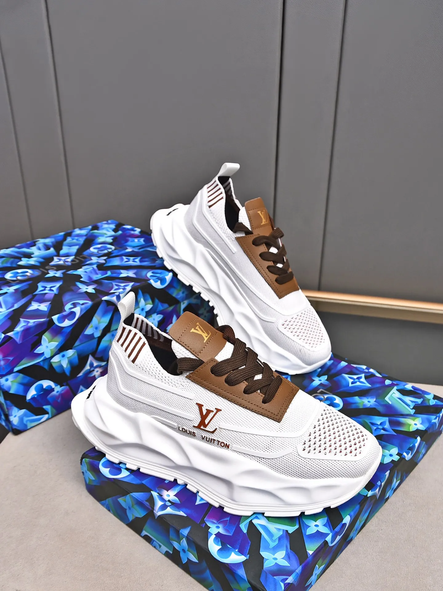 Men's shoes 💰500 LV high-end hot model 👍 Counter 1 design. The face is made of high-elastic fly knit + cowhide + imported glue! TPU outsole is easy to put on, light, comfortable and elastic, trendy and fashionable! ! ! 💪Multiple colors to choose from! Code number: 38-44 (45 46 customized)